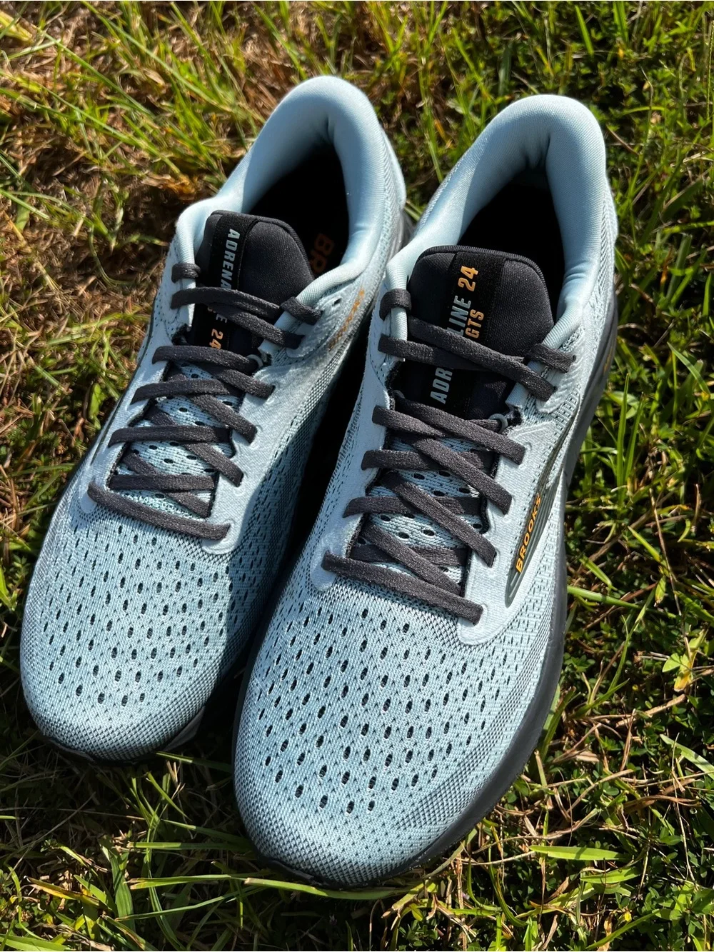 CLEAN Brooks size 9.5 Mens Adrenaline GTS 24 Sky Blue Running shoes